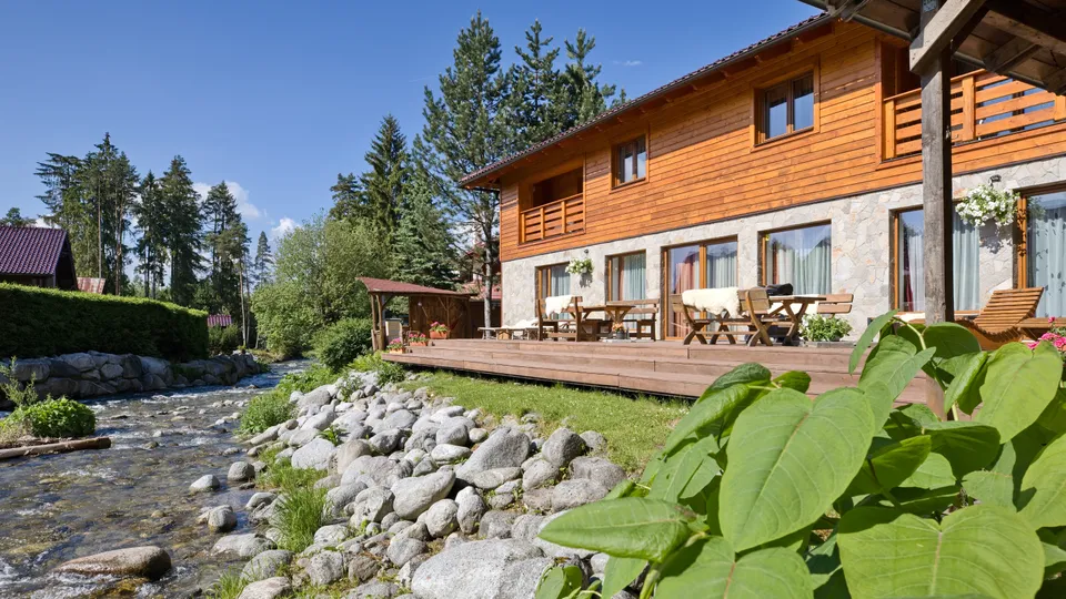 Terasa Apartmánov Limba pri horskom potoku
